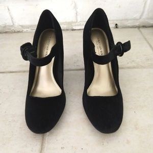 Black pumps
